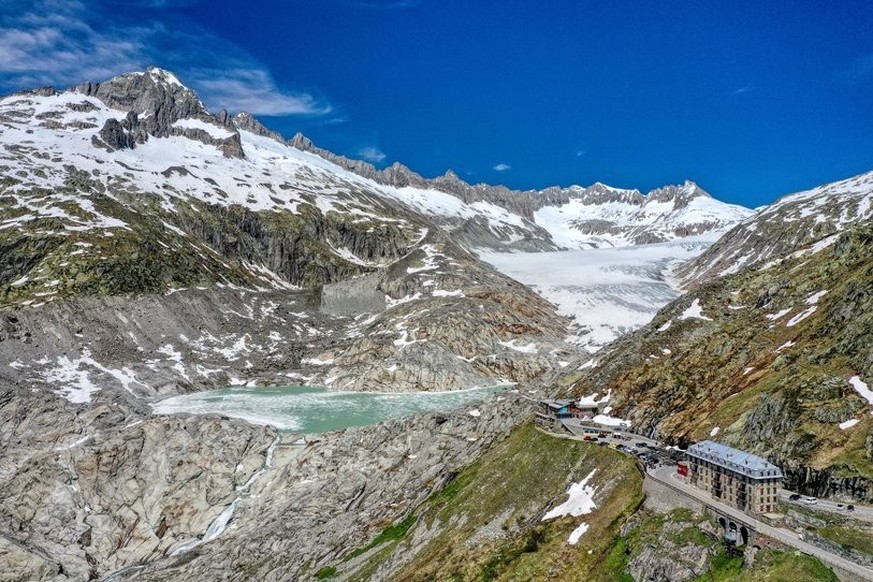 Non loin du col de la Furka, le glacier du Rhône permet à ses visiteurs d&#039;explorer, à pieds ou avec le Glacier Express, chacun de ses remarquables recoins.