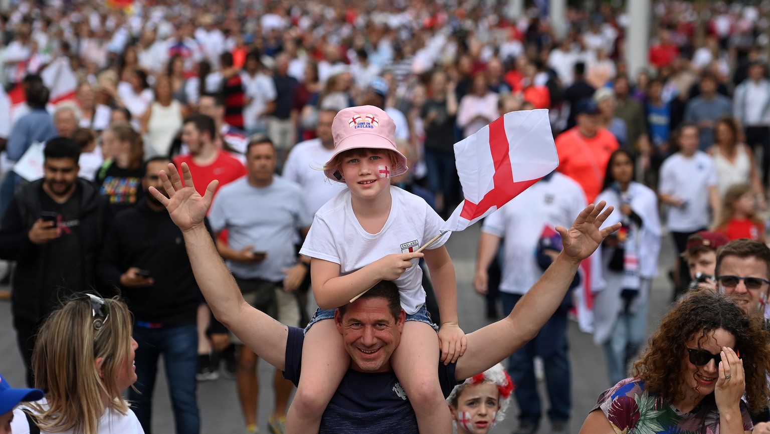 epa10100124 Soccer fans from England and Germany walk along Wembley Way ahead of the UEFA Womens Euros 2022 final at Wembley Stadium in London, Britain, 31 July 2022. EPA/ANDY RAIN