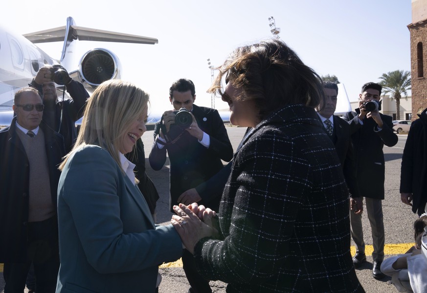 La ministre libyienne suspendue Najla al-Manghoush (droite), ici en compagnie de Giorgia Meloni, à Tripoli.