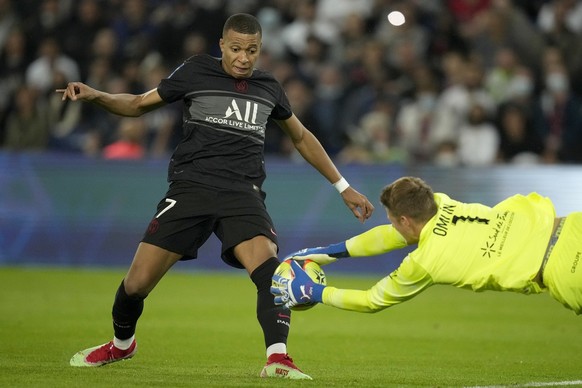 Montpellier's goalkeeper Jonas Omlin dives for a save in front of PSG's Kylian Mbappe, left, during the French League One soccer match between Paris Saint-Germain and Montpellier at the Parc ...