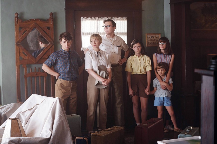 RECORD DATE NOT STATED THE FABELMANS, from left: Gabriel LaBelle, Michelle Williams, Paul Dano, Keeley Karsten, Julia Butters, Sophia Kopera, 2022. ph: Merie Weismiller Wallace / Universal Pictures /  ...