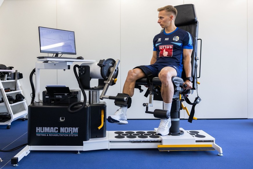 Le préparateur physique du FCL, Marco Heer, fait une démonstration d'un exercice sur le nouvel appareil.