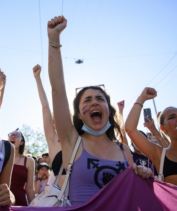 Des femmes manifestent lors d&#039;une manifestation de la greve des femmes / greve feministe, 30 ans apres la premiere greve des femmes en Suisse, ce lundi 14 juin 2021 a Lausanne.