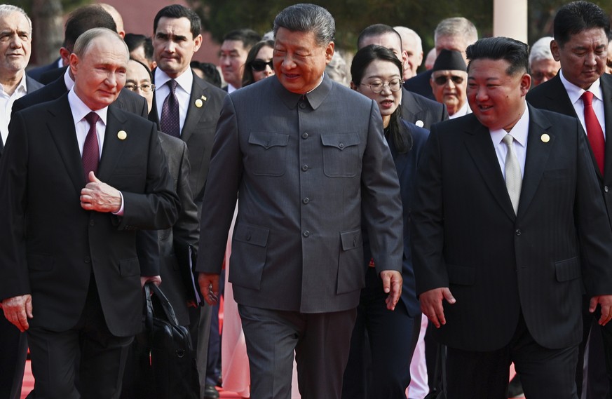 Xi, Poutine et Kim défient Trump lors d'un défilé géant