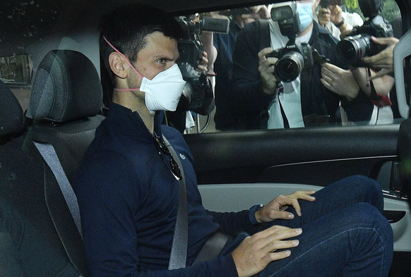 Djokovic raccompagné à l'aéroport.