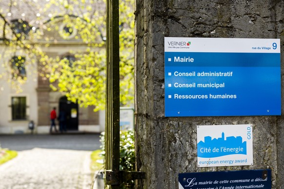 Des personnes rentrent dans la mairie de Vernier, ce mercredi 9 avril 2025 a Vernier pres de Geneve. (KEYSTONE/Salvatore Di Nolfi)