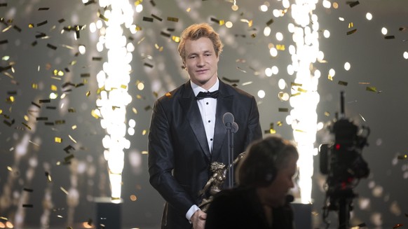 Marco Odermatt (Ski alpin) erhaelt den Preis Sportler des Jahres 2024 an der Verleihung der Sports Awards 2024, aufgenommen am Sonntag, 4. Januar 2025 in den Studios von SRF in Zuerich. (KEYSTONE/Enni ...