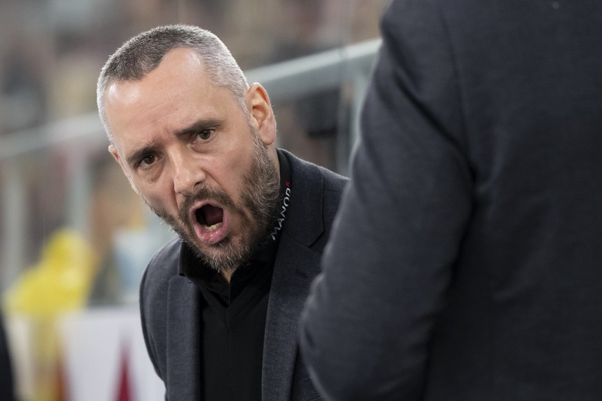 l&#039;entraineur genevois Jan Cadieux reagit lors du deuxieme match de la finale des play-off du Championnat de Suisse de hockey sur glace de National league entre le EHC Biel-Bienne et le Geneve-Ser ...