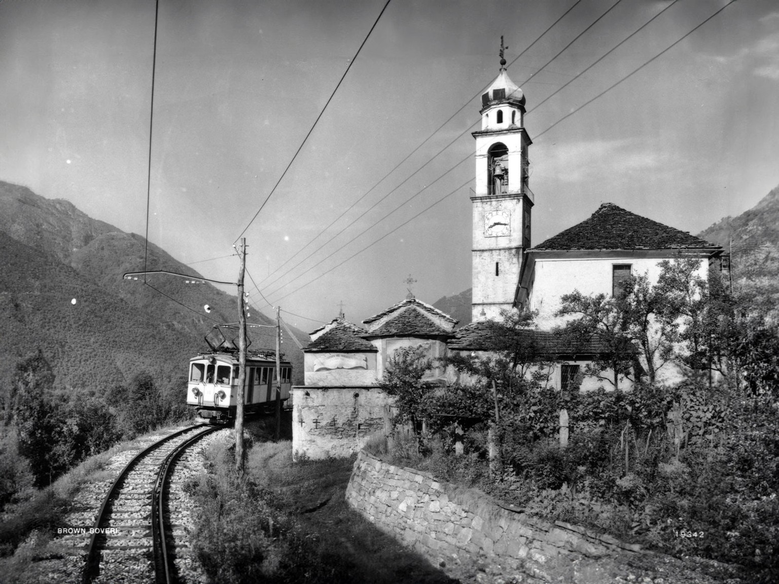 Motrice électrique BCFe 4/4, n° 18, passant devant l’église de Tegna, photographiée le 24 août 1925.
https://www.verkehrshaus.ch/fr/magazine/lelectrification-du-rail.html