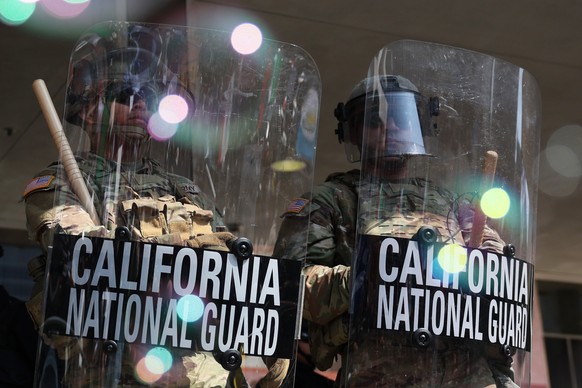 epa12167408 The California National Guard protects the Federal Building during protests sparked by immigration raids in Los Angeles, California, USA, 09 June 2025. US President Donald Trump has deploy ...