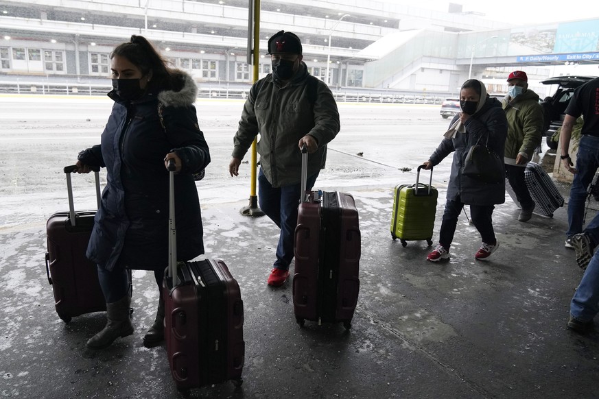 Travelers arrive at Terminal 3 at O&#039;Hare International Airport in Chicago, Thursday, Dec. 22, 2022. (AP Photo/Nam Y. Huh)