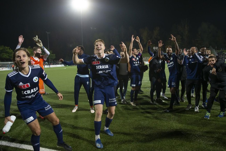 Les footballeurs d'Etoile Carouge célébrant leur victoire contre le FC Bâle en 1/8e de finale de la Coupe de Suisse mercredi soir.