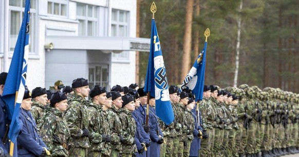 Les forces aériennes finlandaises et la croix gammée sur leur drapeau