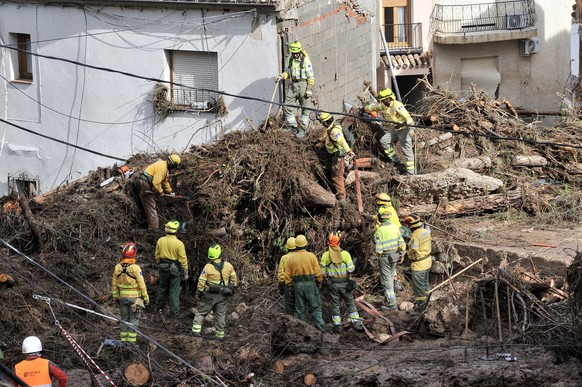 epaselect epa11692202 Rescuers search for missing people among debris brought by the floods in Letur, in the province of Albacete, Spain, 30 October 2024. The intense rainfall impacting the eastern pa ...