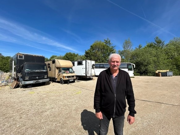 Le maire, Roger Belot, se laisse photographier sur l'aire qu'il a réussi à faire aménager. Les propriétaires de camping-car, eux, fuient l'objectif.