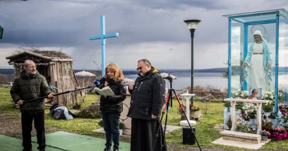 Gisella Cardia devant le sanctuaire érigé pour sa statue, en mars 2023.
