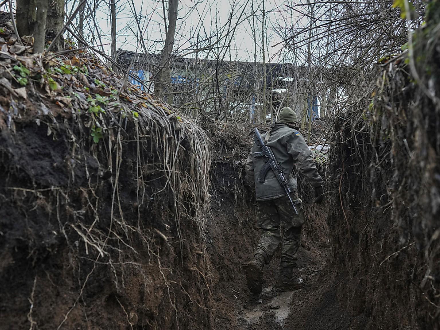 Soldat ukrainien sur la ligne de front avec le territoire tenu par les rebelles pro russes.