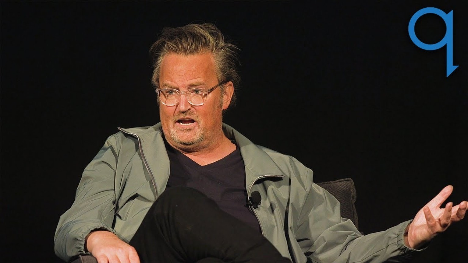 Mathew Perry en 2022, durant lors de l'enregistrement du podcast Q with Tom Power.