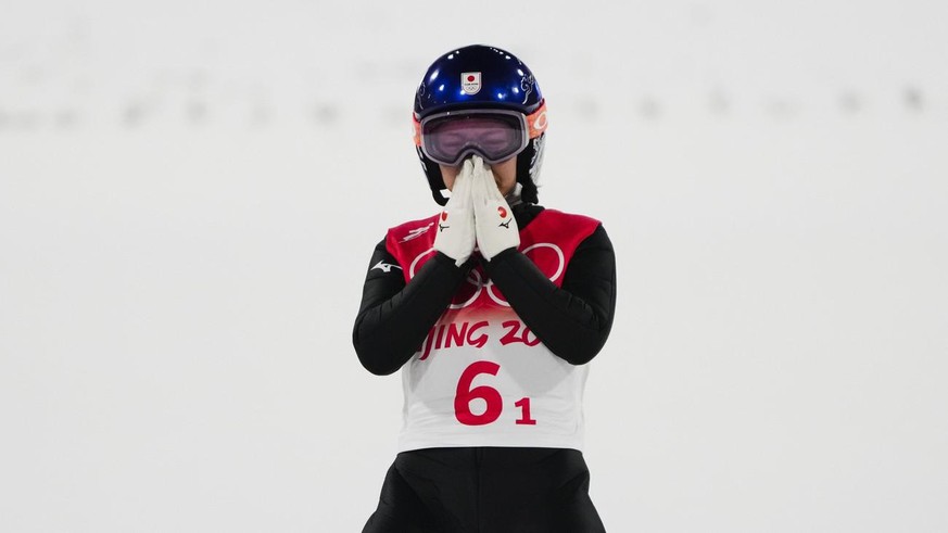 Sara Takanashi, en larmes dans l'aire d'arrivée, a été disqualifiée à cause de sa tenue.