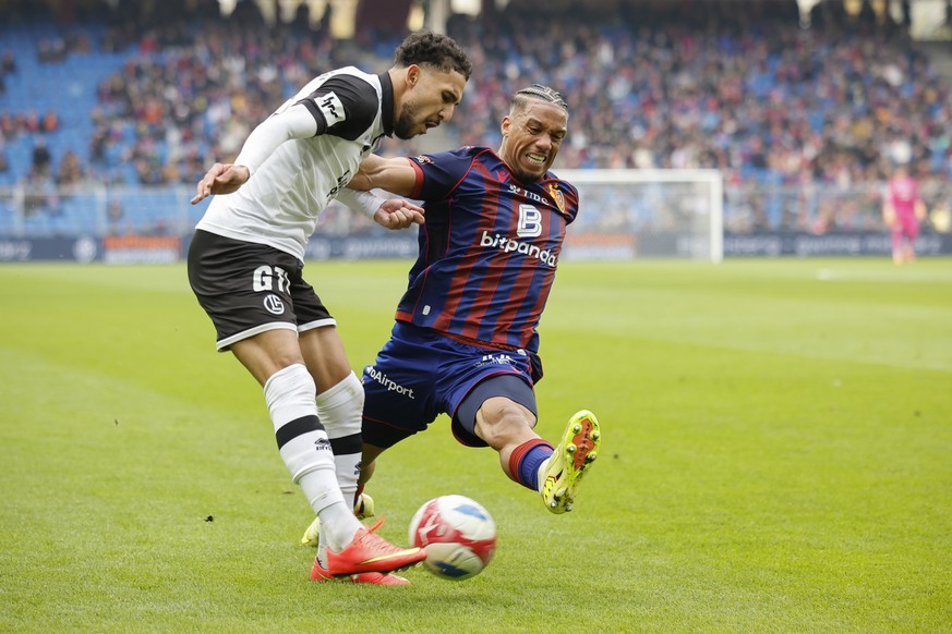 Hicham Mahou (LUG), links, und Kevin Rueegg (FCB) in Aktion im Super League Spiel zwischen dem FC Basel und dem FC Lugano, am Sonntag, 9. November 2025 im Stadion St. Jakob-Park in Basel. (KEYSTONE/Pe ...