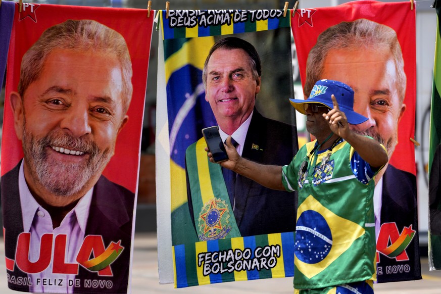 A Brasilia, des serviettes à vendre, présentant les deux derniers candidats à la présidence brésilienne.