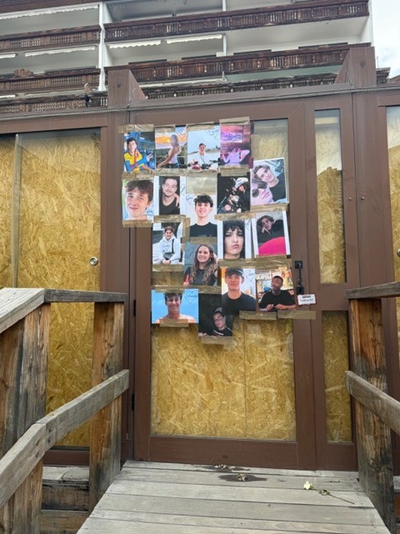 Les portraits des victimes du Constellation sont affichés sur les portes du bar.