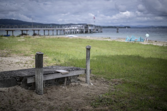 Ein Bootsanlegesteg im Trockenen am Untersee, dem westlichen Teil des Bodensees, am Freitag, 5. Juni 2026, in Mannenbach-Salenstein. Der See weist fuer die Jahreszeit ein Rekordtief auf. (KEYSTONE/Gia ...
