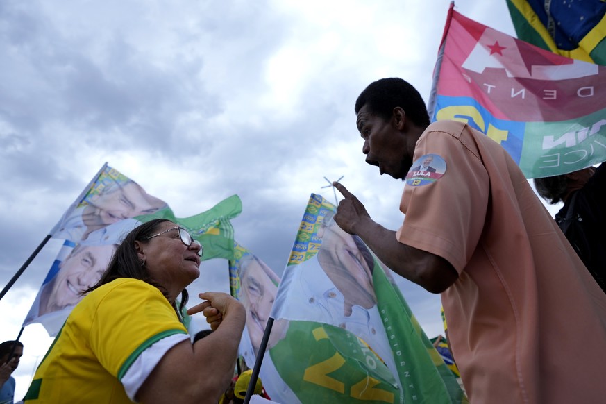 Un partisan du président actuel de droite Jair Bolsonaro, face à un partisan de son rival, de gauche, Lula.