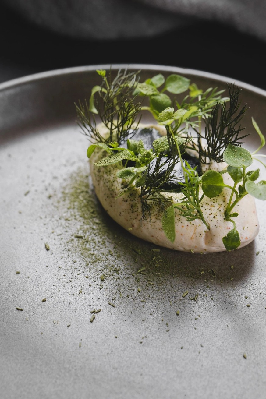 Dominik Hartmann, chef du restaurant végétarien «Magdalena» à Rickenbach, est sacré «Cuisinier de l’année 2027» par Gault Millau. Une première historique pour un établissement végétarien.