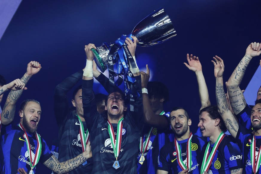 RIYADH, SAUDI ARABIA - JANUARY 22: Yann Sommer of FC Internazionale lifts the Italian EA Sports FC Supercup Final trophy following the Italian EA Sports FC Supercup Final match between SSC Napoli and  ...