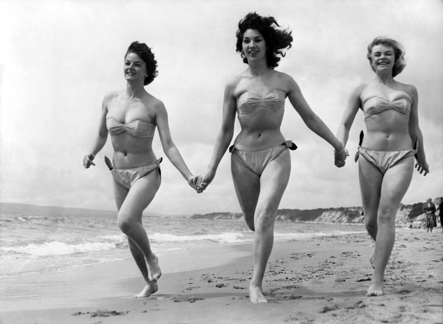 Bildnummer 60022982 Datum 01011900 Copyright imagoUnited Archives InternationalA dip in the sea is something like a busman s holiday for these bikiniclad girls who are appearing in the Aqua Show at Bo ...