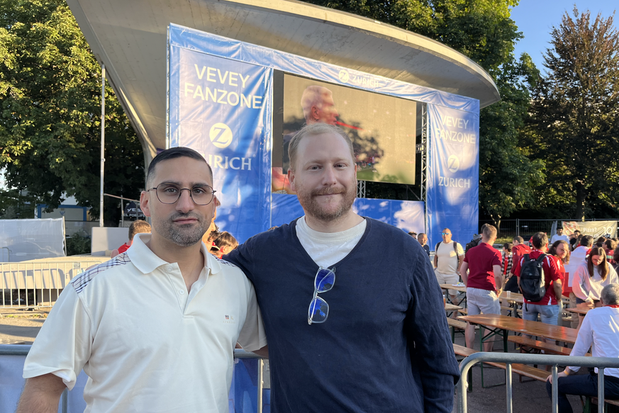 Le journaliste de watson Yoann Graber (à droite) et son ami Amine Boussahoul ont assisté à ce Suisse-Algérie à la fan zone de Vevey.
