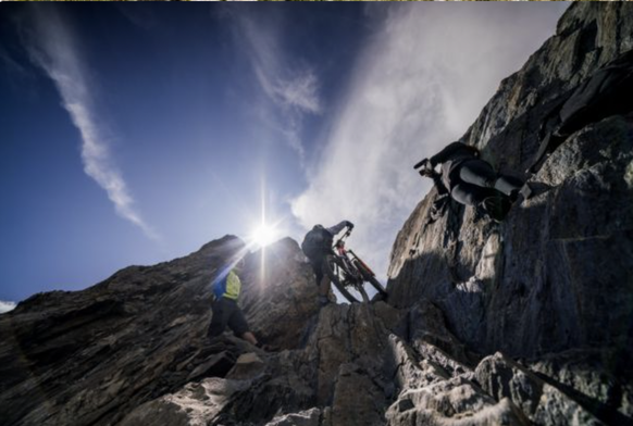 Un passage du Tour du Mont-Blanc, où chaque kilo a son importance.