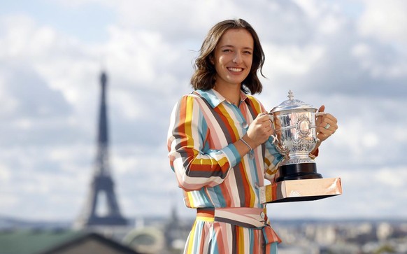 Iga Swiatek avec son trophée de lauréate de Roland-Garros 2020. 