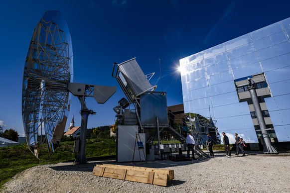 Des visiteurs regardent le grand four lors d&#039;une visite avant l&#039;inauguration des tout premiers fours solaires suisses de l&#039;entreprise Panatere le mercredi 1 octobre 2025 a La Chaux-de-F ...