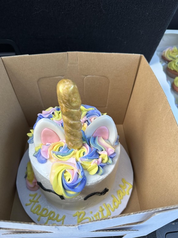 Faildienstag: Einhornkuchen sieht aus wie Torte mit Dildo