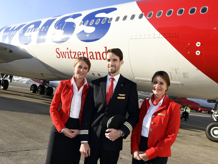 Eine Edelweiss-Crew strahlt mit neuen Uniformen bei der Taufe eines A340, dem juengsten Flottenzuwachs der Edelweiss Air, auf den Namen &amp;quot;Melchsee Frutt&amp;quot;, auf dem Flughafen Zuerich Kl ...