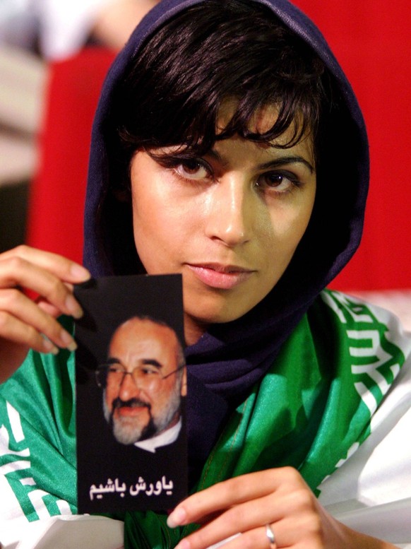 Bildnummer: 51307727 Datum: 31.07.2005 Copyright: imago/UPI Photo
Iranerin mit einem Foto von Mohammad Khatami (IRI/Scheidender Präsident) anlässlich einer Zeremonie zu seinen Ehren in Teheran PUBLICA ...