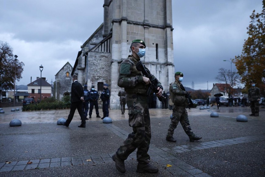 Des soldats français de la force Sentinelle patrouillent devant l&#039;église de Saint-Etienne du Rouvray, dans le nord-ouest de la France, le 31 octobre 2020, lors de la visite du Premier ministre fr ...