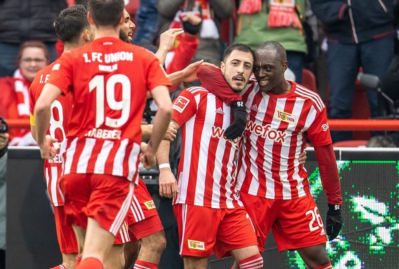 16.04.2023, Berlin: Fu�ball: Bundesliga, 1. FC Union Berlin - VfL Bochum, 28. Spieltag, An der Alten F�rsterei. Berlins Josip Juranovic (2.v.r) jubelt mit Teamkollegen nach seinem Treffer zum 1:0. Fot ...