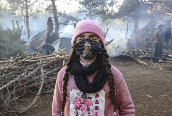 Une jeune fille du côté biélorusse de la frontière. Photo prise le 10 novembre 2021.