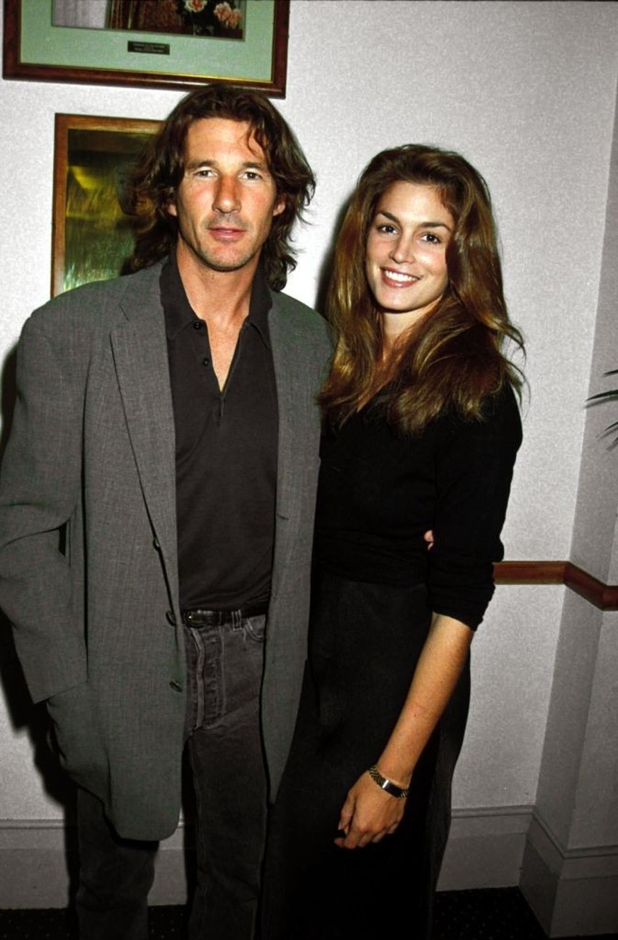 UNITED KINGDOM - CIRCA 1994: Richard Gere (L) and Cindy Crawford attend the "Mr Jones" Premiere in September 1994 in London, England. (Photo by Dave Benett/Getty Images)