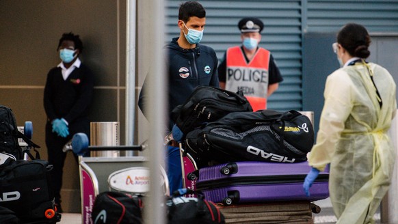 Novak Djokovic dans la nuit du 5 au 6 janvier à l'aéroport Tullamarine de Melbourne alors qu'il tentait d'entrer sur le territoire.