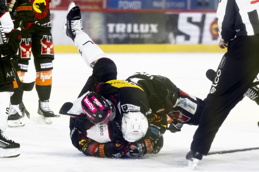 Tristan Scherwey (SCB), oben, kaempft gegen Nathan Vouardoux (LHC), unten, beim Eishockey Meisterschaftsspiel der National League zwischen dem SC Bern, SCB, und dem Lausanne HC, LHC, am Freitag, 17. O ...