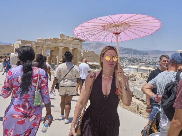 La chaleur n&#039;a pas emp�ch� les touristes de se rendre sur la colline de l&#039;Acropole � Ath�nes.