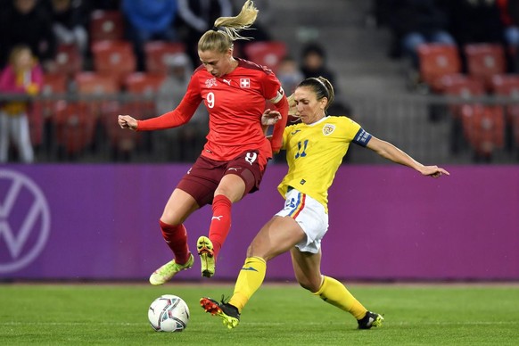 Ana-Maria Crnogorcevic, ici lors du match contre la Roumanie, voit un avantage à diffuser le foot féminin sur TikTok.