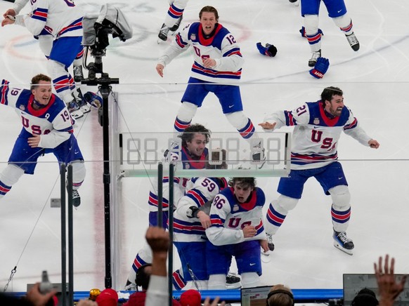 Jack Hughes et ses coéquipiers ont célébré cette victoire sur la glace