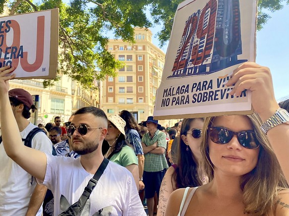 &quot;Malaga pour vivre, pas pour survivre&quot;, peut-on lire sur cette pancarte tenue par une manifestante ce samedi dans les rues de la ville andalouse. Des �les Bal�ares aux Canaries en passant pa ...