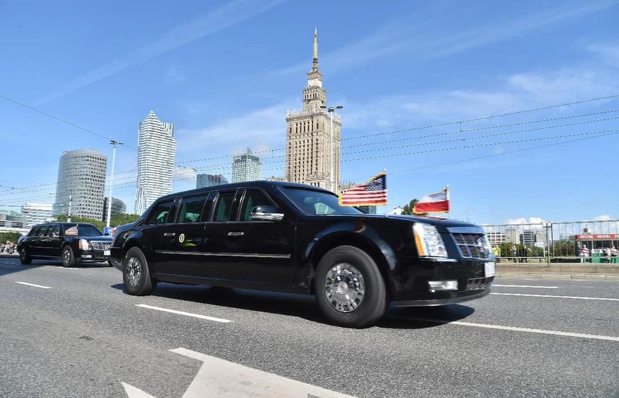 La Cadillac One à Varsovie 2017, mais ici toujours avec l'ancien président, Donald Trump, sur le siège arrière.