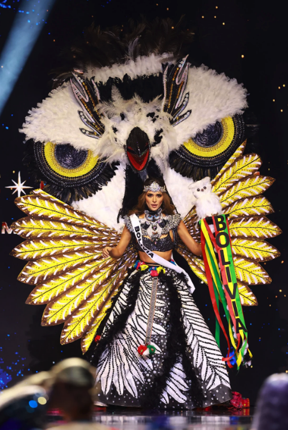 Miss Bolivia, Juliana Barrientos, en mode shaman. Un costume sublime, mais il faut avouer que ça a l'air bien lourd.